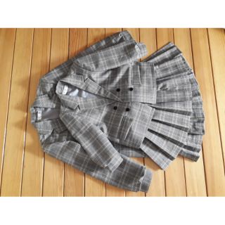 Set áo vest và váy xếp li