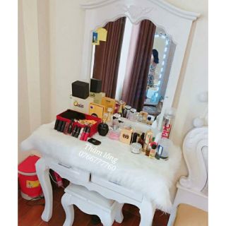 Thảm lông trắng trải bàn trang điểm