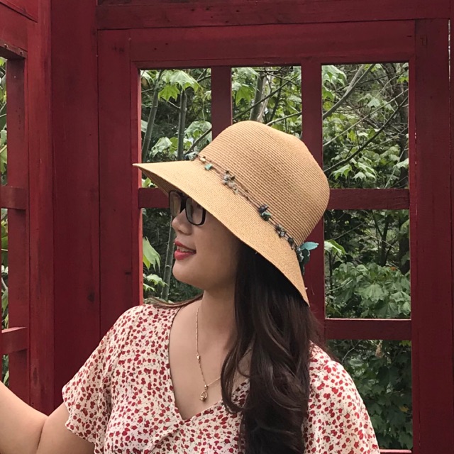 Mũ cói đi biển