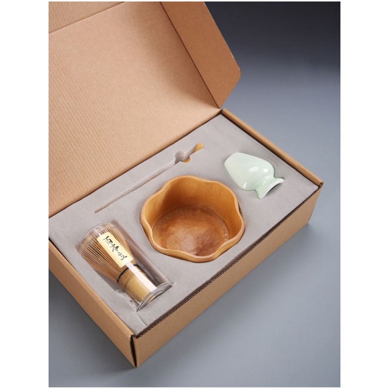 Bộ dụng cụ pha trà matcha bao gồm một phới khuấy trà một giá đỡ phới khuấy trà một muỗng và bát pha trà