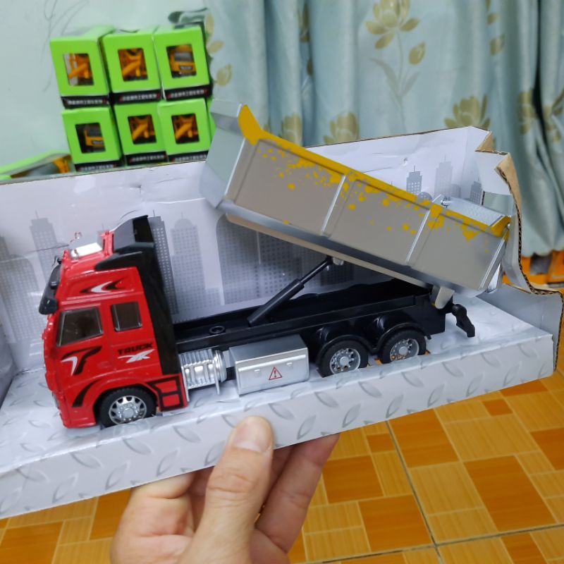 Xe ô tô tải đồ chơi trẻ em tỉ lệ 1:38 có âm thanh động cơ và đèn