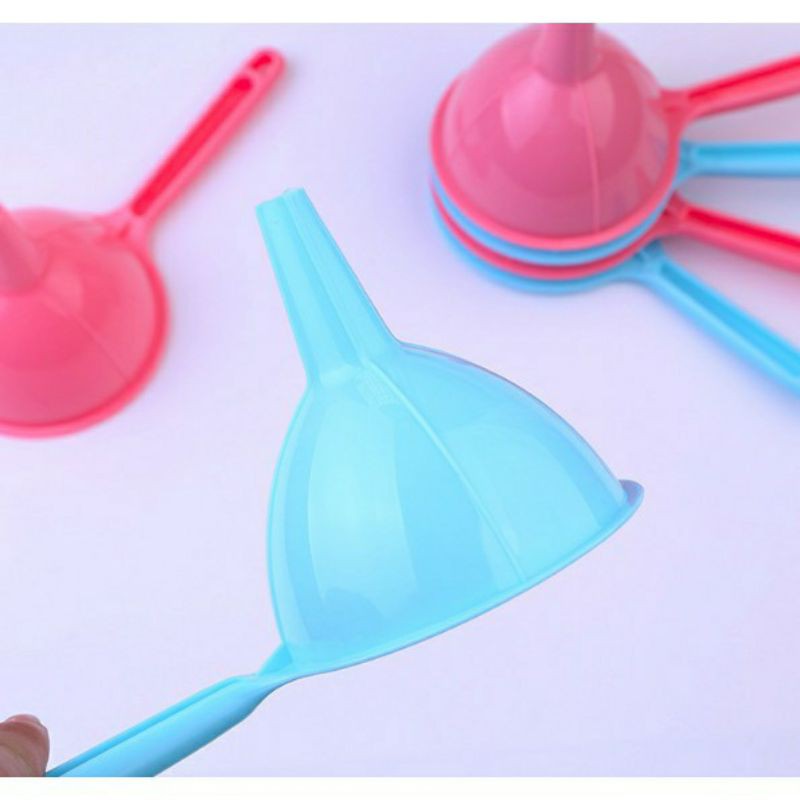 Phễu nhựa nhà bếp có cán cầm tiện dụng