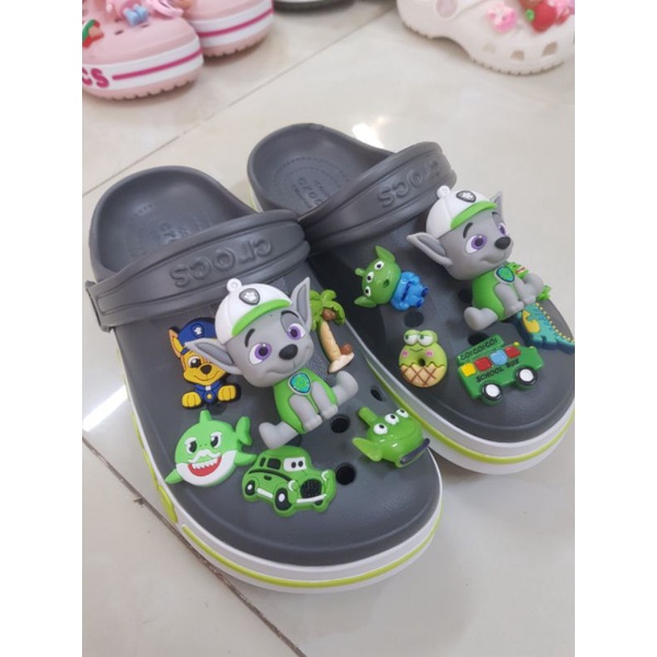 (Tặng 12 sticker) Crocs baya ghi+ stiker chú chó. Nhựa Không Mùi. Chống Trơn Trượt. Êm Chân.