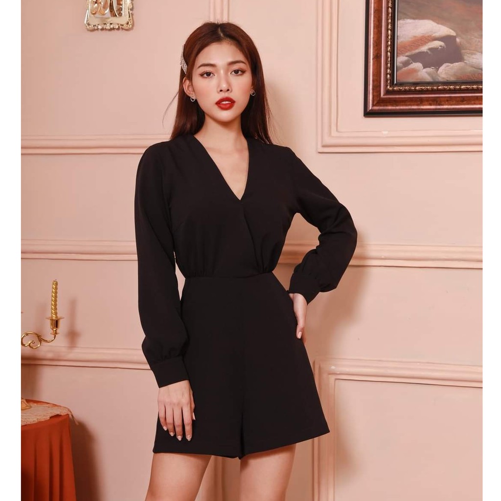 Jumpsuit đen tay dài, hở lưng sang chảnh