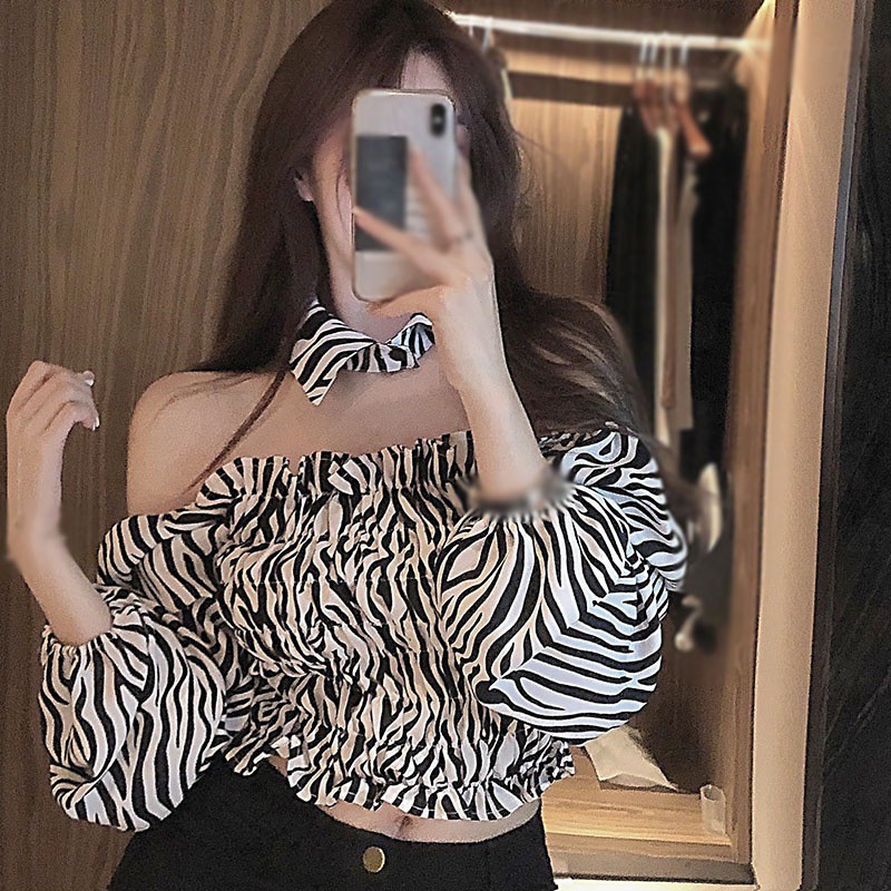 Áo Croptop Trễ Vai Tay Phồng In Họa Tiết Ngựa Vằn Phối Cà Vạt