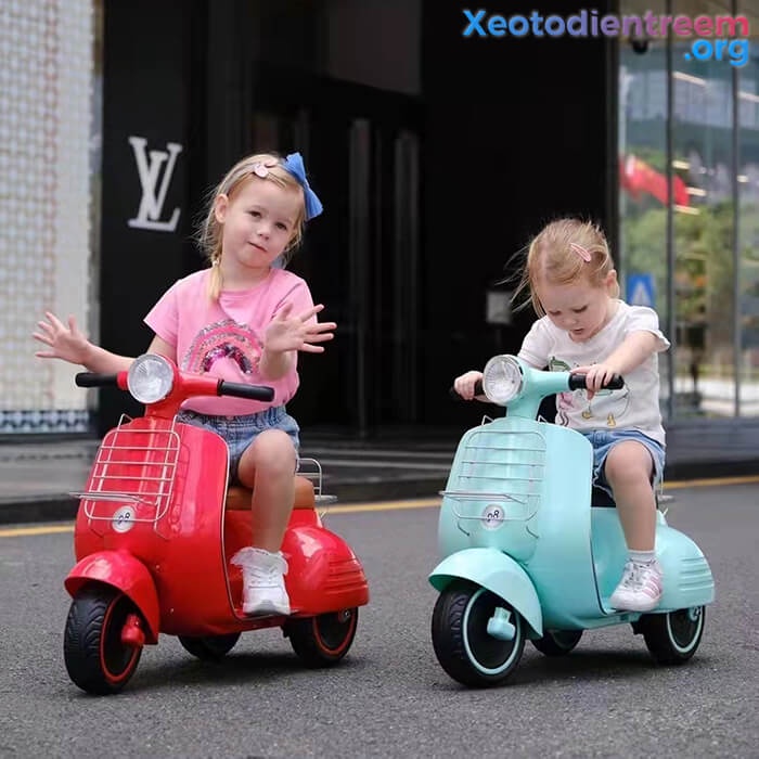 Xe máy Vespa cho bé, xe máy điện cho bé đủ màu có kèm sạc