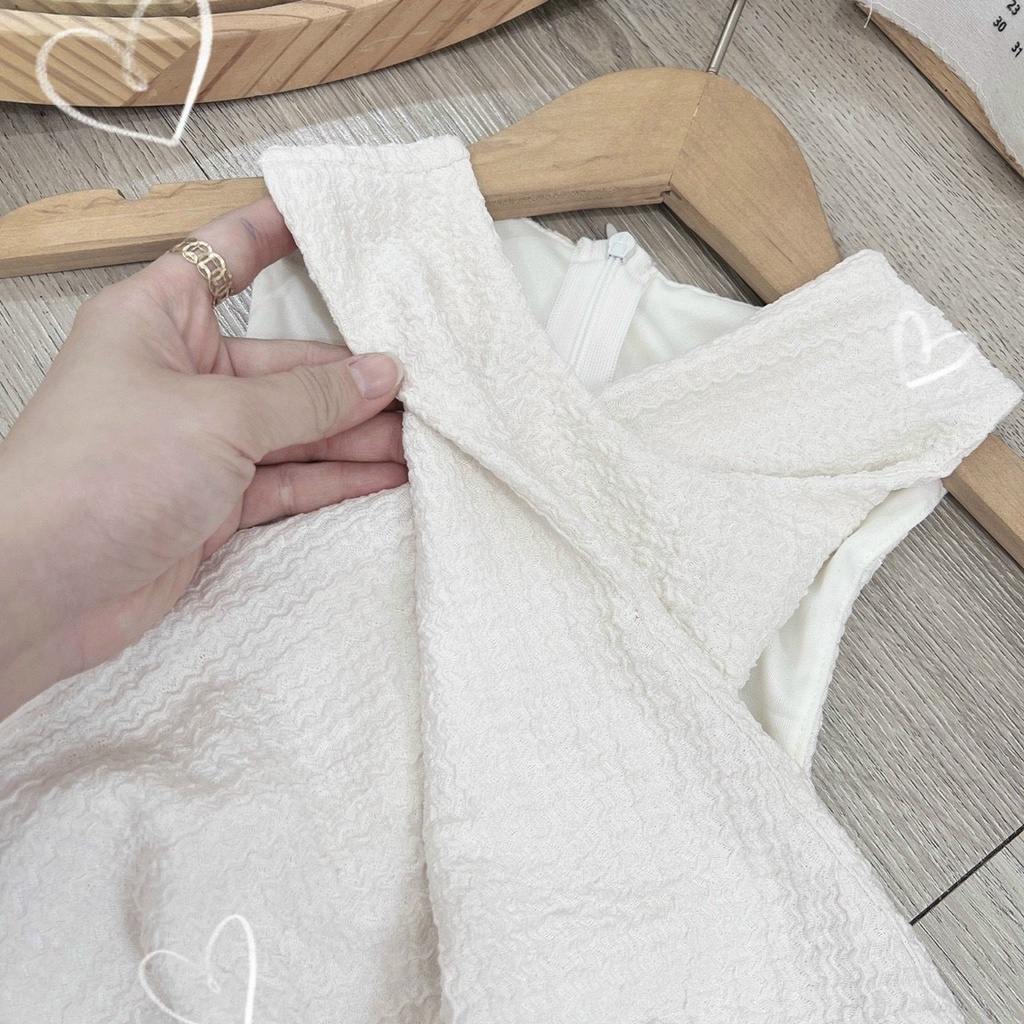 Váy Body Trắng Xoắn Ngực Dáng Ôm phù hợp đi tiệc hoặc dạo phố