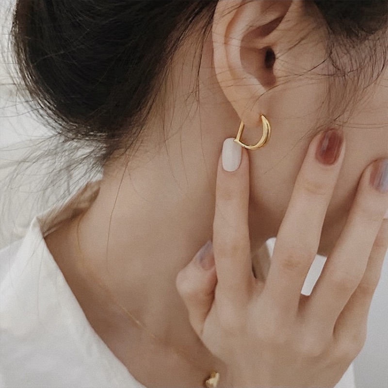 Larosa: Bông tai chữ D