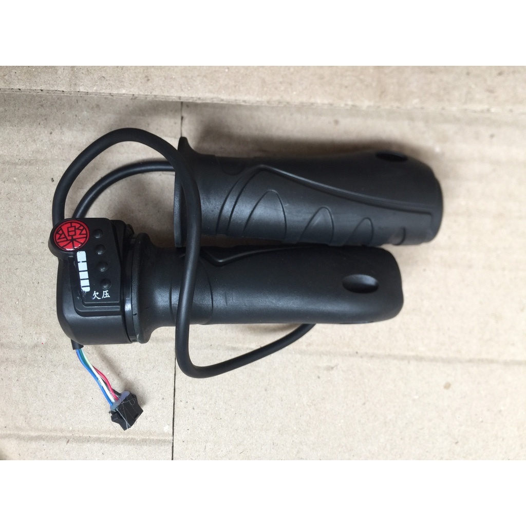 Tay ga M133 có báo đèn giá 1 đôi