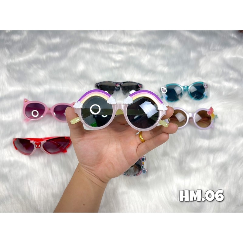 Kính HM dư xịn, chống tia UV an toàn bảo vệ bé.