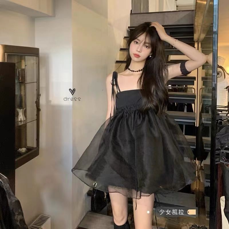 Váy babydoll đầm babydoll Đầm Ngắn Hai Dây Mỏng Ôm Eo Màu Đen Phong Cách Hepburn Thời Trang Mùa Xuân 2022 Mới Dành Cho Bạn Nữ