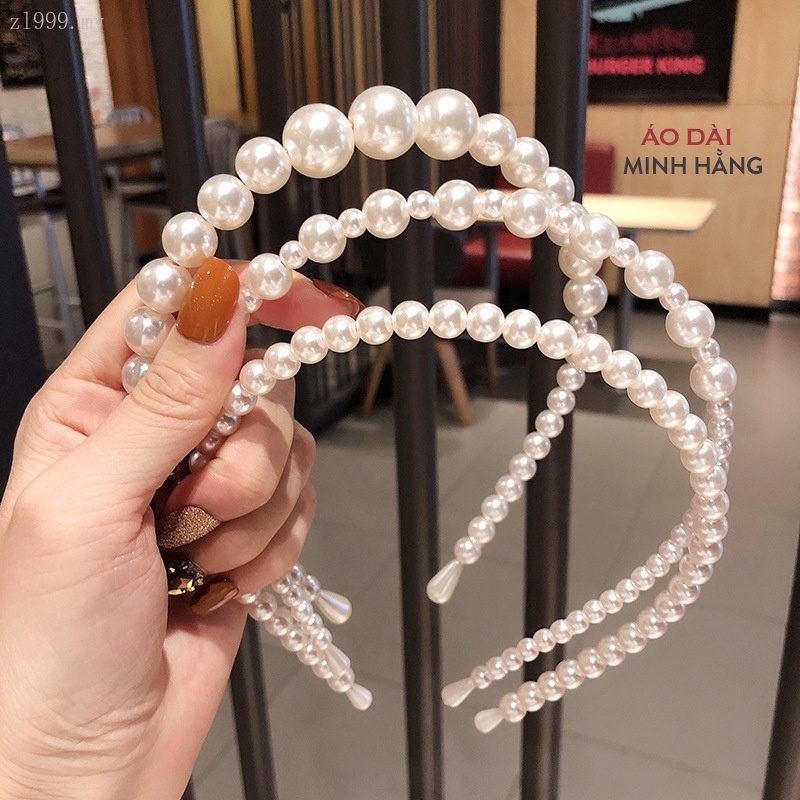 Bờm Ngọc Trai Nhân Tạo Màu Trắng_ Băng Đô Cài Tóc Cách Điệu Kết Hợp Với Áo Dài Cách Tân Truyền Thống