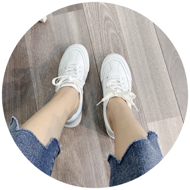 Giày thể thao tem