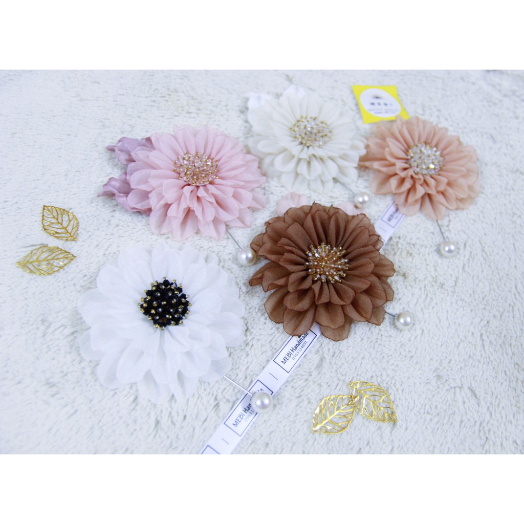 (Ảnh thật) Hoa cài áo handmade mẫu thược dược nhụy pha lê mix 2 lá gấm nobox