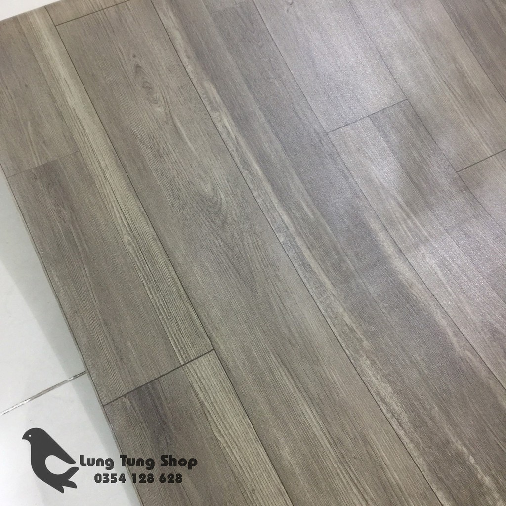 Thảm nhựa simili trải sàn vân gỗ xám - bề mặt nhám hiện rõ vân gỗ như thật