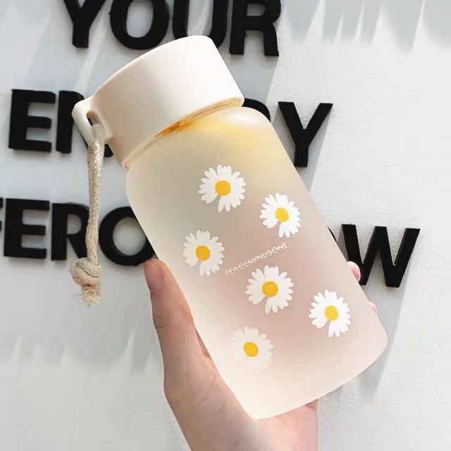 Bình đựng nước thủy tinh 500ml hoa cúc kèm cây cọ rửa, túi cách nhiệt