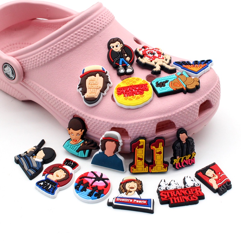 New Jibbitz Hoạt hình stranger things shoe charms crocs Pin decorate dép lê accessories DIY Có thể tháo rời Unisex