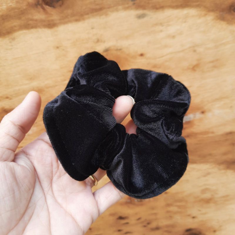 Dây cột tóc Scrunchies vải nhung màu đen mã 025 (cở 9-12cm)