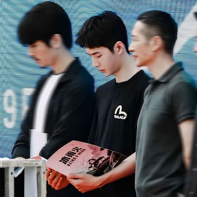 Áo Thun Đen Vương Nhất Bác, Yibo
