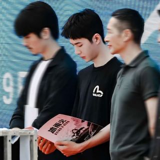 Áo Thun Đen Vương Nhất Bác, Yibo