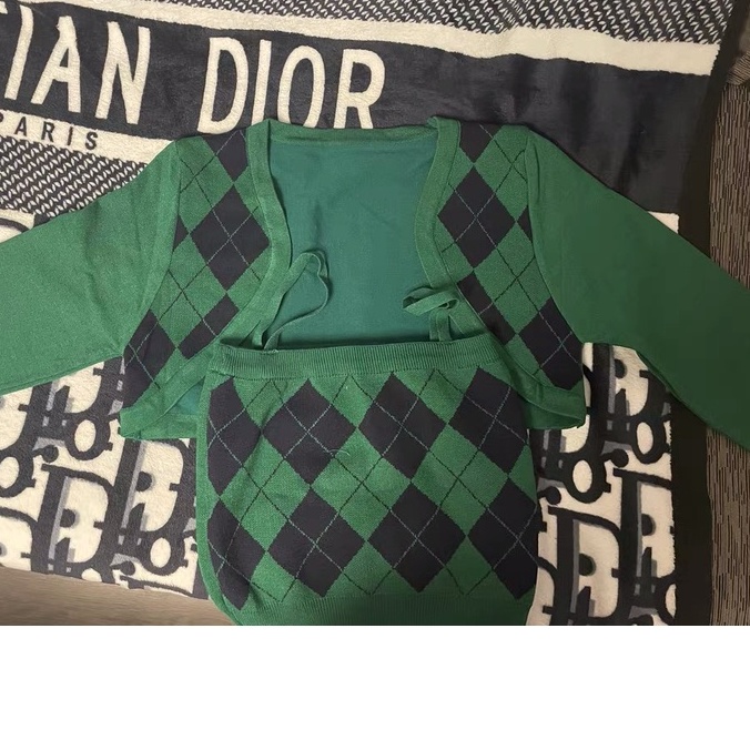 Set áo hai dây kèm áo cardigan len khoác ngoài kẻ sọc ô lớn
