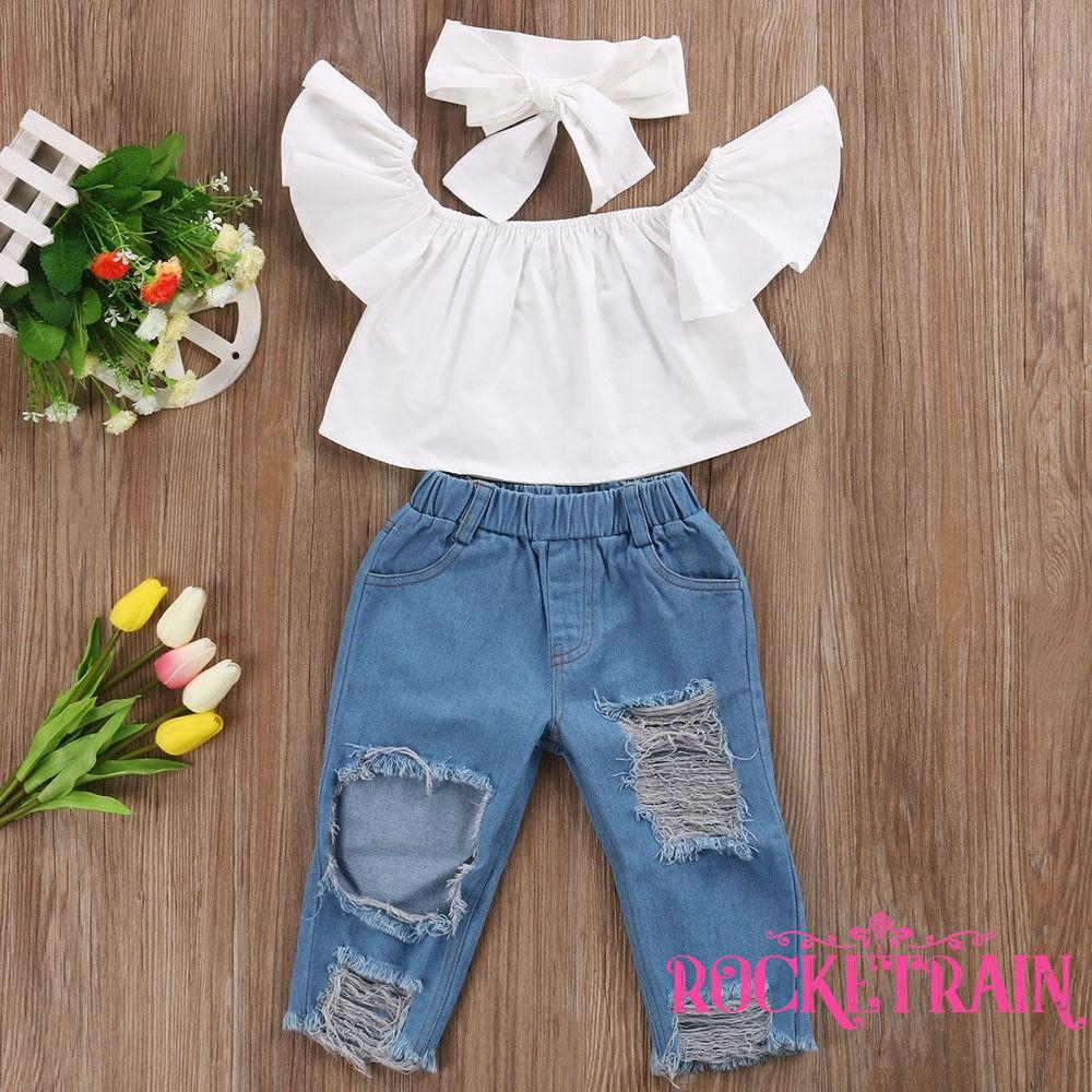 Bộ trang phục áo không vai có bèo nhún với băng đeo đầu trắng kèm quần jean vải denim kiểu rách nhiều size đa dạng