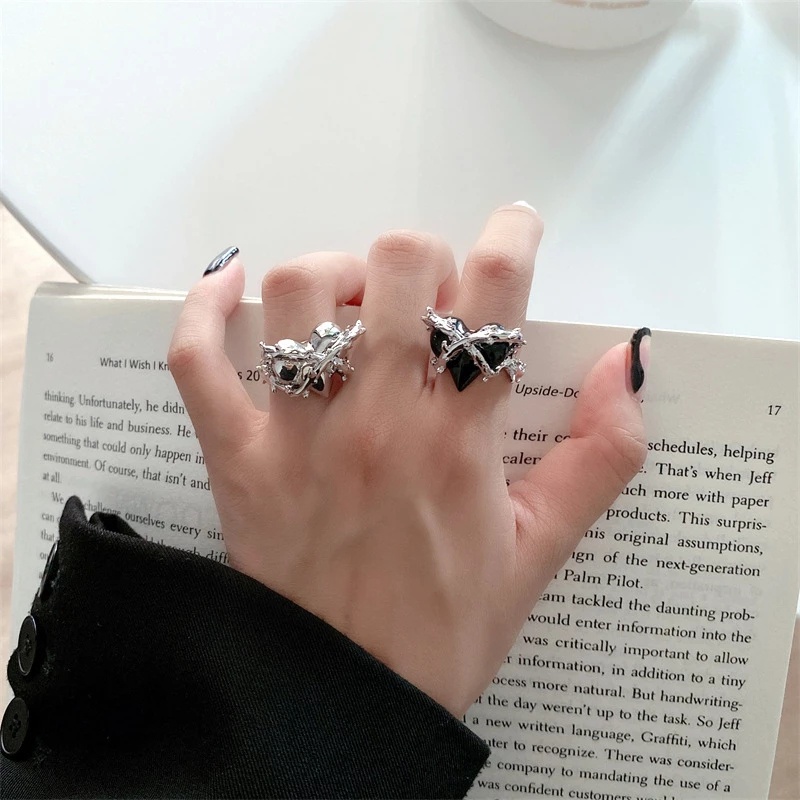 Nhẫn hở hình trái tim phong cách gothic có thể điều chỉnh kích thước cho nữ