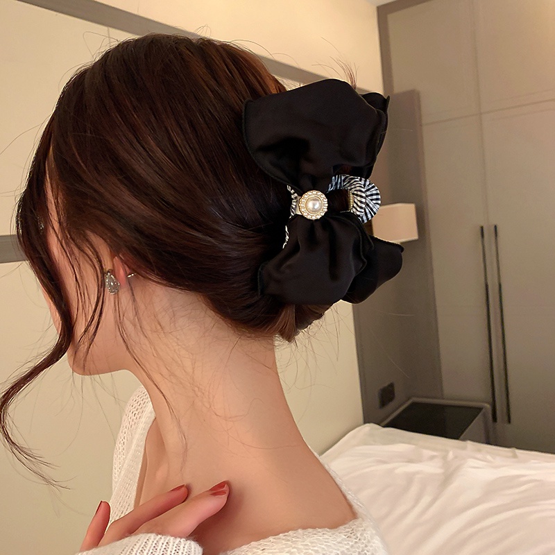 Kẹp Tóc Hình Cá Mập Đính Kim Cương Đen / Trắng Kiểu Hàn Quốc Dễ Phối Đồ Thời Trang Cho Nữ