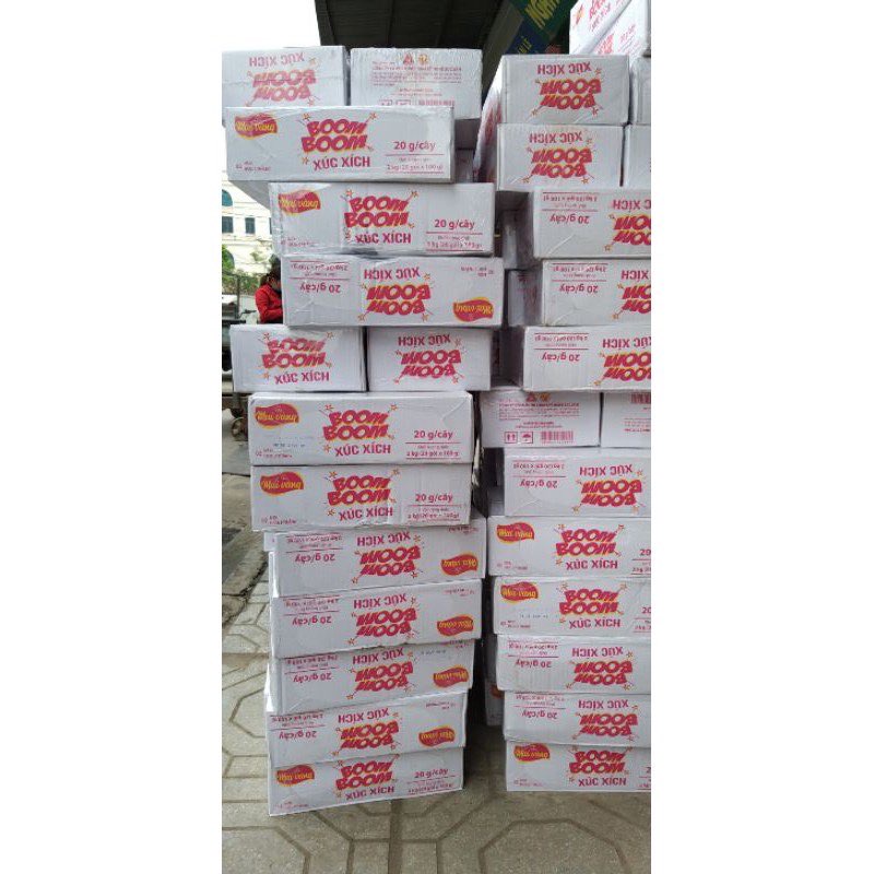 Một thùng xúc xích tiệt trùng boom boom Mai vàng (20 gram/cây, 5 cây/gói, 20 gói/ thùng). | BigBuy360 - bigbuy360.vn