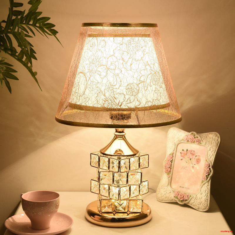 Đèn để bàn pha lê phong cách Châu Âu hiện đại