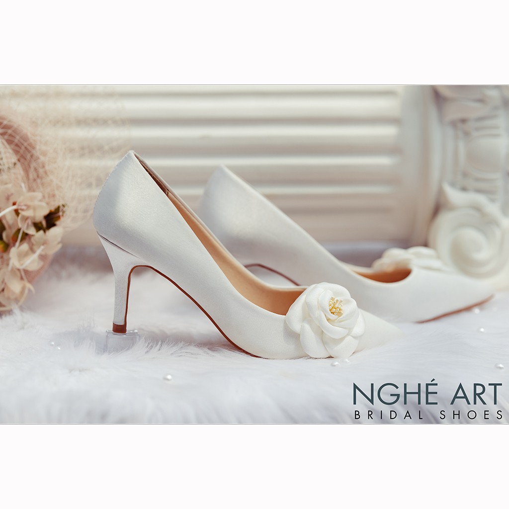 Giày cưới Nghé Art satin trắng đính hoa lụa 334
