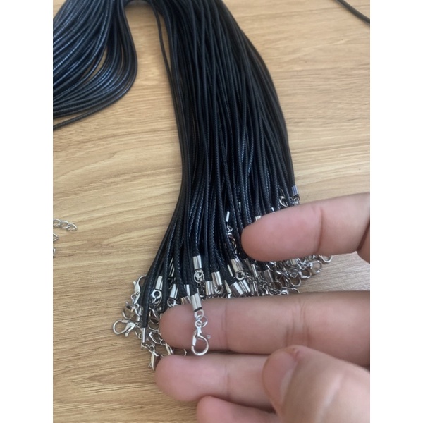 Dây đeo cổ bằng da màu đen có móc gàng