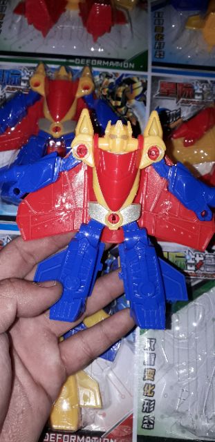 Lắp ráp 1 mô hình máy bay biến thành robot bằng nhựa