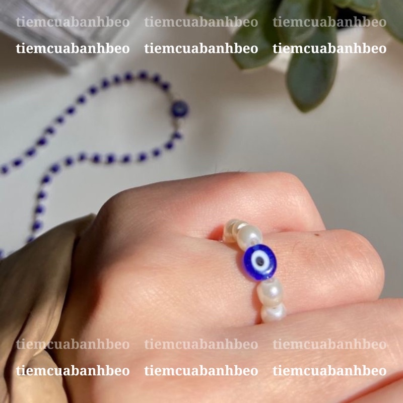 Nhẫn handmade xỏ hạt charm nhựa hình con mắt quỷ âm dương màu trắng và xanh | Tiệm của Bánh Bèo