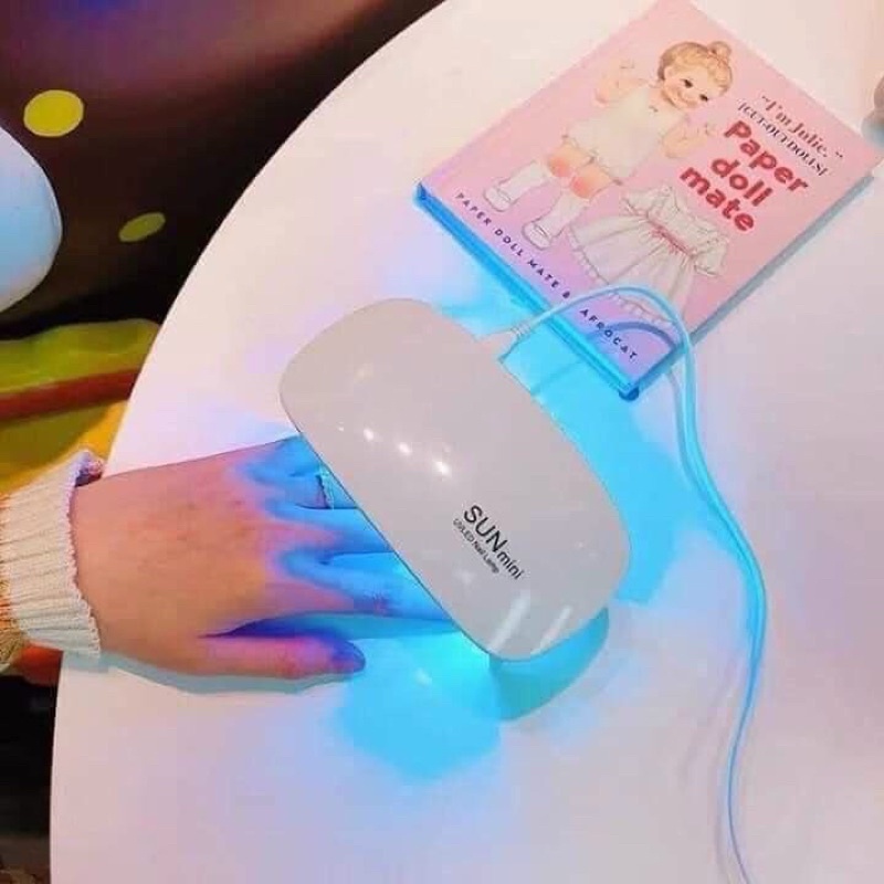 Máy sấy sơn móng tay bằng tia uv.