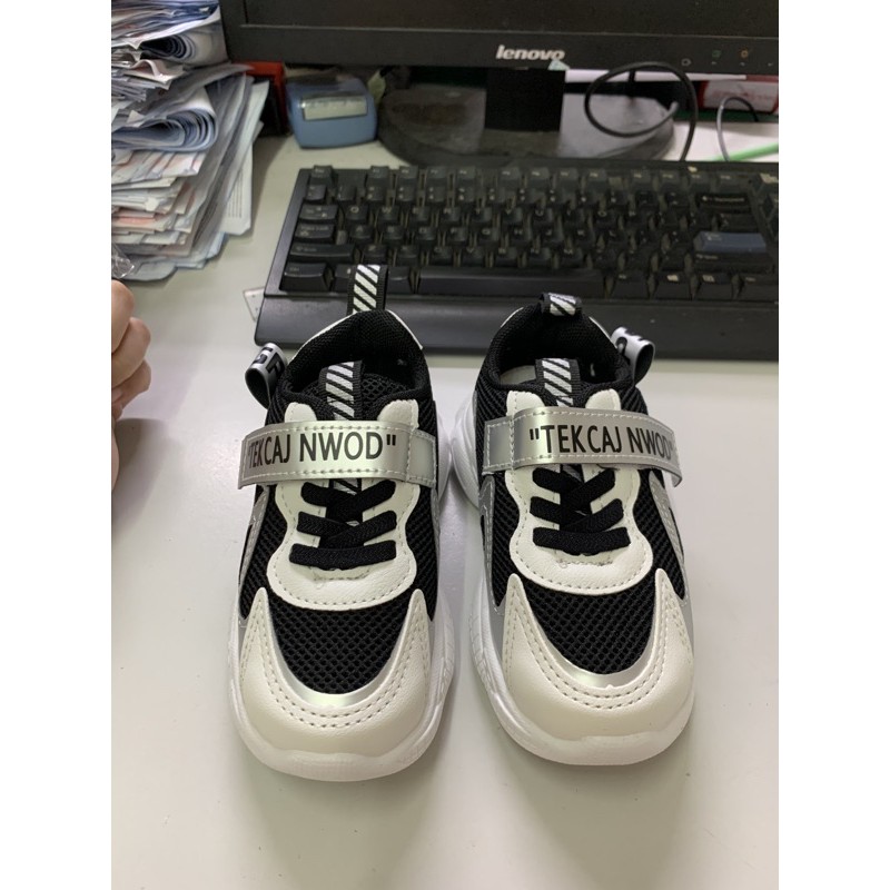 Giày thể thao bé trai