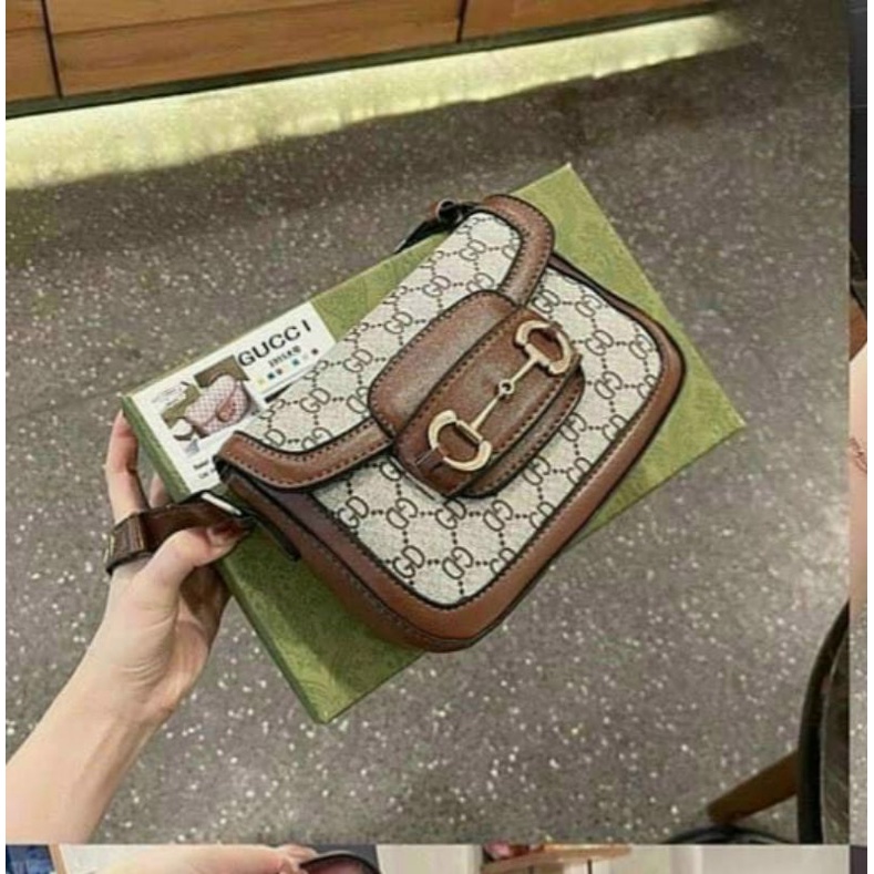 Túi xách nữ đeo chéo hồ ngọc hà dây có khuy