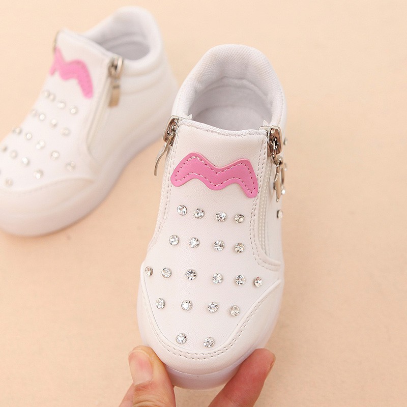 Giày gắn đèn LED thiết kế sành điệu hợp thời trang dành cho bé gái