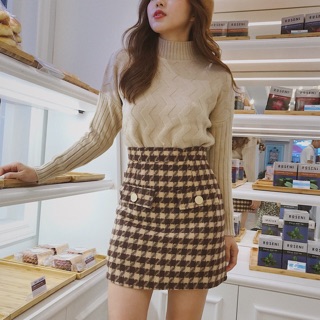 Chân váy dạ phối khuy