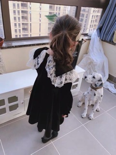 VÁY NHUNG CỔ REN BÉ GÁI