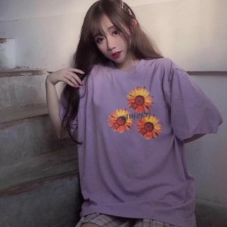 Áo thun hoa cúc tay lỡ form rộng