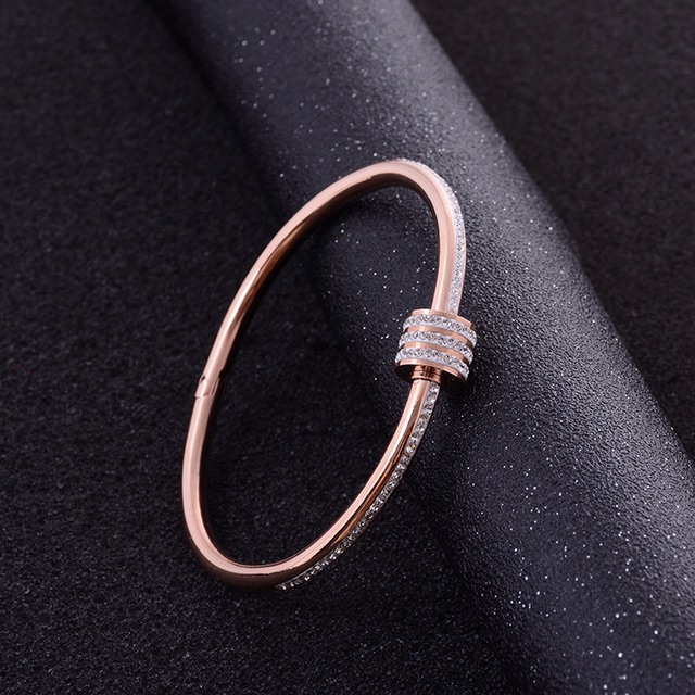 Vòng tay nữ titan ống tròn đính đá VT02