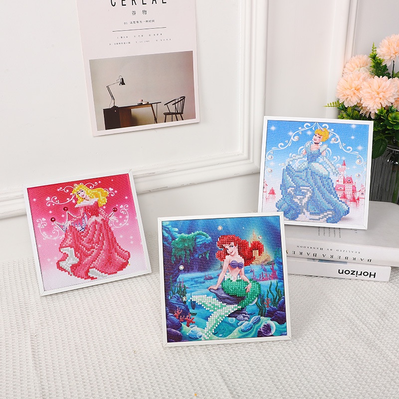Tranh đính đá hình công chúa Elsa, Bạch Tuyết, Kitty, Siêu nhân khổ 20x20 cm (kèm khung để bàn) nhiều mẫu cho bé