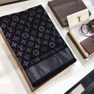 Khăn Lv vuông đen nhũ trắng bạc
