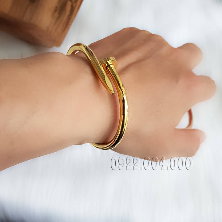 Vòng đinh uốn bảng dày cho tay nam.
