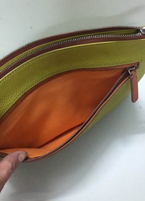 Túi chuẩn si. Túi đeo chéo chất da thời trang. Túi có độ mới rất cao. Sz ngang 32. Cao 22. .............................