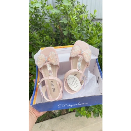 Sandal cho bé gái đi học, đi chơi - dép quai hậu cho bé có gót đế dẻo da bóng êm chân nơ lưới đá sang chảnh 8101