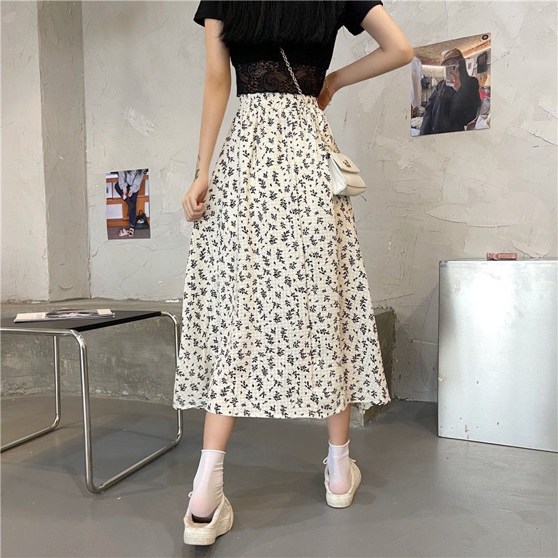 Váy lưng cao họa tiết hoa theo phong cách retro Hàn Quốc