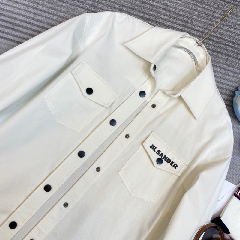 Áo sơ mi nữ dáng rộng thương hiệu Jil Sander sau lưng in logo