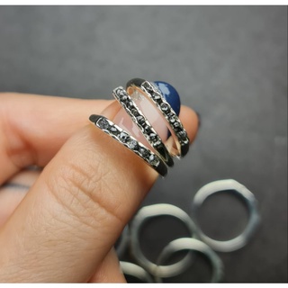 Nhẫn bạc và kim cương đen thô.